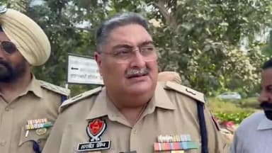 ਮਖੂ: ਟੈਲੀਫੋਨ ਐਕਸਚੇਂਜ ਦੇ ਸਾਹਮਣੇ ਮੈਡੀਕਲ ਸਟੋਰ ਤੇ ਚੈਕਿੰਗ ਦੌਰਾਨ 400 ਨਸ਼ੀਲੀਆਂ ਗੋਲੀਆਂ ਦੋ ਮੋਬਾਇਲ ਹਜ਼ਾਰ ਰੁਪਏ ਨਗਦੀ ਕੀਤੀ ਬਰਾਮਦ