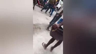 கெங்கவல்லி: நடுரோட்டில் பட்ட கத்தியுடன் சண்டை போட்ட இருவர் கைது ..கெங்கவல்லி அருகே கிரிக்கெட் விளையாட்டின் போது விபரீதம். வீடியோ வைரல்..