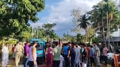 কমলপুর: কমলপুর আশিস দাস হত্যা কান্ডের আসামীদের ফাঁসির দাবিতে আমবাসা কমলপুর সড়ক অবরোধে বসে আশিস দাস এর মা সহ আত্মীয়রা