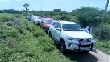 ಇಂಡಿ: ಪ್ರವಾಹ ಪೀಡಿತ ಪ್ರದೇಶಕ್ಕೆ ಭೇಟಿ ನೀಡಿದ ವೇಳೆ ಹಾಲನ್ನು ಕುಡಿಯದೇ ಕಾರ್ಯಕರ್ತರಿಗೆ ಕೊಟ್ಟ ಸಿ ಟಿ ರವಿ
