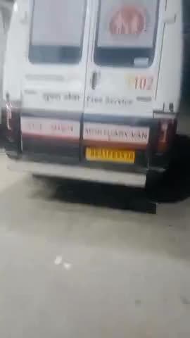 देखिए एंबुलेंस से कैसे तेल निकल रहा है 
इसपर कोई आवाज उठाई ताकि जल्द से जल्द रिटायर हो सके#viralvideo#trendin #video