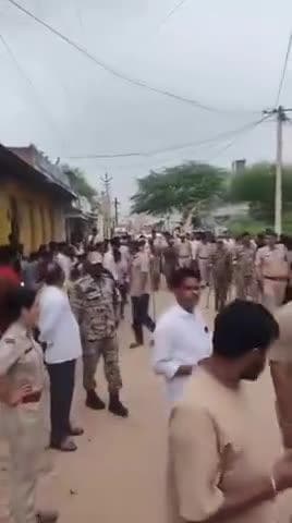 *🏵️सीकर में जीप चढ़ाकर नंदी (बैल) की हत्या करने वाले दो आरोपियों को पुलिस ने गिरफ्तार कर महिलाओं के गाउन पहना कर और बाल