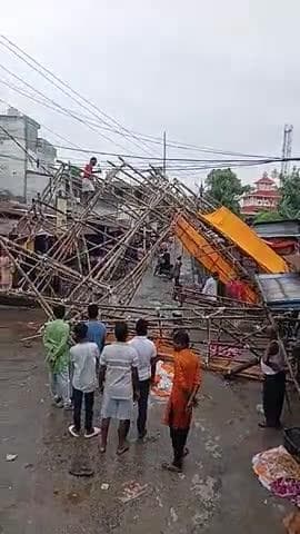 narpatganj Aandhi aane se mandir ki kshatigrast ho gai hai aap log dekh sakte hain