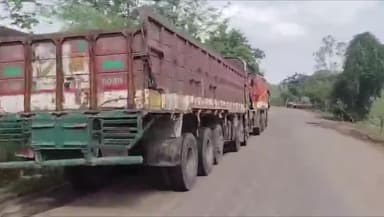 శ్రీరాంపూర్: మల్లూరు ఇసుక క్వారీ వద్ద రోడ్డుపై లారీలు నిలపడంతో తీవ్ర ఇబ్బందులు పడుతున్న వాహనదారులు