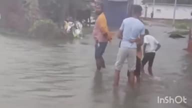 केसठ: रामपुर गांव में मूसलाधार बारिश से बाढ़, विधायक के फंड से बनी सड़क डूबी, प्रशासन से स्थाई समाधान की मांग