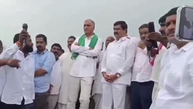 నాగిరెడ్డిపేట: నాగిరెడ్డిపేటలో పర్యటించి వరద బాధిత రైతులను ఆదుకోవడంలో సీఎం రేవంత్ రెడ్డి విఫలమయ్యారని హరీష్ రావు డిమాండ్ చేశారు