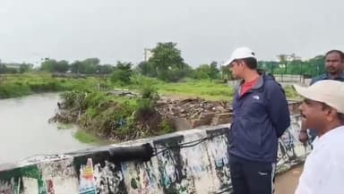 రామారెడ్డి: కామారెడ్డి లో కురుస్తున్న భారీ వర్షం, భారీ వర్షంతో జీఆర్ కాలనీలో నాల పరిశీలించిన జిల్లా కలెక్టర్ ఆశిష్ సాంగ్వాన్