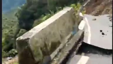 কার্শিয়ং: রাতভর প্রবল বৃষ্টিপাতের জেরে কার্শিয়ান এর কাছে ধসে গিয়েছে রাস্তা, বন্ধ যোগাযোগ ব্যবস্থা