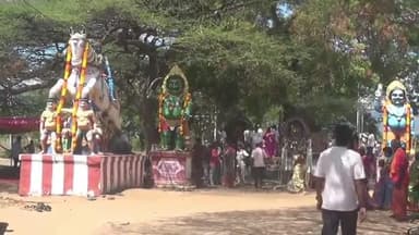 போடிநாயக்கனூர்: சங்கராபுரம் கருப்பசாமி கோவிலில் நடிகர் தனுஷ் குடும்பத்தாருடன் பொங்கல் வைத்து வழிபாடு செய்து கிடா வெட்டி விருந்து வைத்தார்