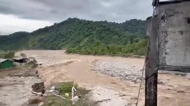 কার্শিয়ং: প্রবল বৃষ্টির জেড়ে ভেঙে যাওয়া দুধিয়া সেতু ও সংলগ্ন এলাকা পরিদর্শন করেন মেয়র গৌতম দেব