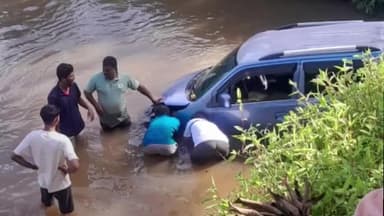 दोडामार्ग: दुचाकीस्वाराला वाचवण्याच्या प्रयत्नात चारचाकी थेट नदीपात्रात, दोडामार्ग - तिलारी मार्गावरील घटना