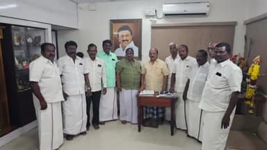 குன்றத்தூர்: குன்றத்தூரில் உள்ள சிறு குறு மற்றும் நடுத்தர தொழில் துறை அமைச்சர் தா.மோ.அன்பரசன் திமுக வடக்கு மாவட்ட புதிய நிர்வாகிகள் சந்தித்தனர்