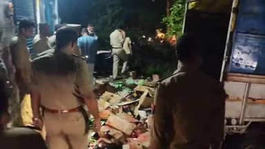 #आगरा में महिलाओं ने अंग्रेजी शराब के ठेके पर धावा बोला और लाखों रुपए की शराब तोड़कर चली गईं .....(कथित)
