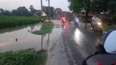 Durgauti River ka jalstar badha Aaya chehariya ganw ke pas road par pani