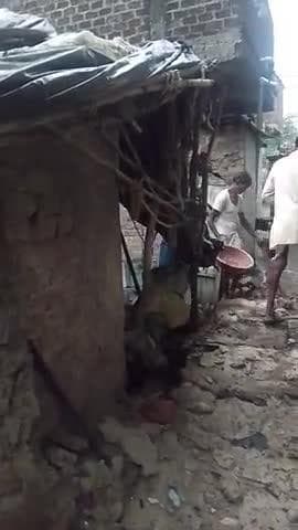 balu dola ka makan gir gaya pani ke karna se