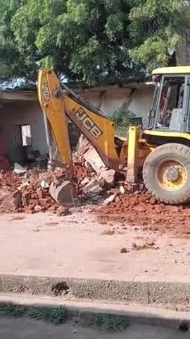 टीकमगढ़ जिले के चंदेरा में सरकारी स्कूल की पुरानी बिल्डिंग को तोड़ा जा रहा है
#टीकमगढ़