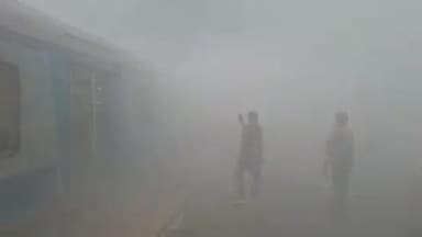 उमरी: उमरी ते बोळसा दरम्यान डेमो रेल्वे गाडीचे ब्रेक जॅम झाल्याने लागली आग, बोळसा रेल्वे स्टेशन येथे पाहायला मिळाले आगीचा धुर