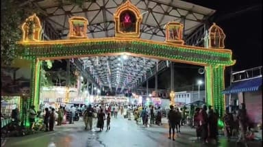 பாபநாசம்: விடிய விடிய பக்தர்களுக்கு அருள் பாலிப்பு : தஞ்சை அருகே புன்னைநல்லூர் மாரியம்மன் கோயில் தெப்பத் திருவிழா