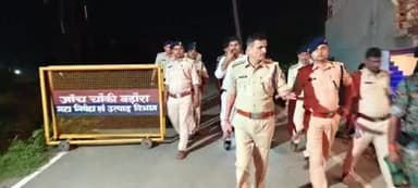 आगामी #विधानसभा चुनाव-2025 के मद्देनजर दिनांक 05.10.2025 को पुलिस अधीक्षक, कैमूर (भभुआ) के द्वारा रामगढ़ थाना अंतर्गत बड़ौरा चेक पोस्ट का औचक निरीक्षण किया गया। निरीक्षण कर चेकपोस्ट पर प्रतिनियुक्त कर्मियों को आवश्यक दिशा-निर्देश दिये।