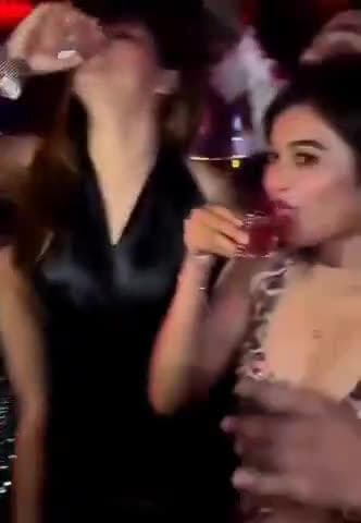 महानगर की बीमारी
अब देश के छोटे शहरों तक
अपना पांव पसार रही है...🤔
*यह तस्वीर लखनऊ से...*
👺☝🏻