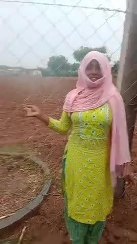 yah bacchon ka mamla Hai School nahin jaane de rahe bacchon ko rasta band kar diya hai aaj 10 din Ho chuke hain aur bari
