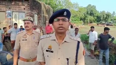 #फतेहपुर । ललौली थाना क्षेत्रांतर्गत ग्राम गोझ में बीती रात कच्चा घर अचानक गिर गया । घर में सो रहे पांच लोग दब गए।
