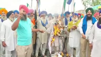 ਜ਼ੀਰਾ: ਮੱਲਾਂ ਵਾਲਾ ਵਿਖੇ ਕਿਸਾਨਾਂ ਨੇ ਪੰਜਾਬ ਤੇ ਕੇਂਦਰ ਸਰਕਾਰ ਦਾ ਫੂਕਿਆ ਪੁਤਲਾ ਹੜ ਪੀੜਤਾਂ ਨੂੰ ਸਰਕਾਰ 70 ਹਜਾਰ ਰੁਪਏ ਪ੍ਰਤੀ ਏਕੜ ਦੇਵੇ ਮੁਆਵਜਾ