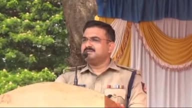 ಇಂಡಿ: ಸಾರ್ವಜನಿಕ ಸ್ಥಳದಲ್ಲಿ ಇಸ್ಪೇಟ್ ಆಡುವಾಗ ಪೊಲೀಸರ ದಾಳಿ : ನಗರದಲ್ಲಿ ಎಸ್ ಪಿ ಲಕ್ಷ್ಮಣ ನಿಂಬರಗಿ