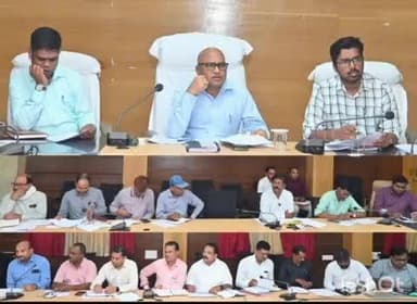 छुरा: कलेक्टर श्री बीएस उइके ने शिक्षा विभाग की समीक्षा बैठक की, शाला अनुदानों का उपयोग पारदर्शी ढंग से करने पर जोर दिया