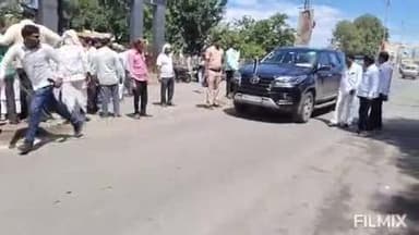 देगलूर: शेतकऱ्यांच्या विविध मागण्यासाठी काँग्रेस पक्षाच्या वतीने देगलूर बंद तथा मदनूर नाका रस्ता रोको आंदोलन संपन्न