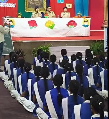 ऑपरेशन जागृति कार्यक्रम चरण -4 : अलवर पुलिस द्वारा आज आर्य कन्या सीनियर सेकेंडरी स्कूल अलवर में बालिकाओं को पोक्सो अधिनियम एवं सेल्फ डिफेंस के संबंध में महत्वपूर्ण जानकारी देकर जागरूक किया गया।
#alwarPolice #POCSO #SelfDefence #Awaren