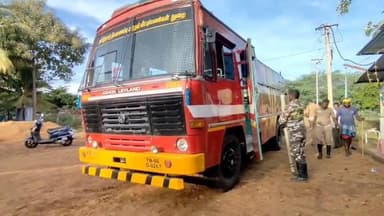 சிங்கம்புனரி: அரசினம்பட்டியி்ல் பதுங்கி இருந்த 7அடி நீளம் கொண்ட நல்ல பாம்பினை தீயணைப்புத்துறையினர் மீட்டு வனத்துறை அதிகாரியிடம் ஒப்படைத்தனர்