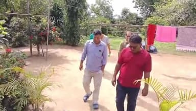 জিরানিয়া: এআইটিটি ডিপার্টমেন্টের দ্বিতীয় স্থান অর্জনকারী স্যামুয়েল দেববর্মাকে ধন্যবাদ সূচক উপহার তুলে দেন বিজেপির সাধারণ সম্পাদক