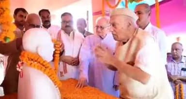 वैशाली: वैशाली विधायक सिद्धार्थ पटेल ने मानपुर में स्वतंत्रता सेनानी योगेश्वर ठाकुर की प्रतिमा का अनावरण किया