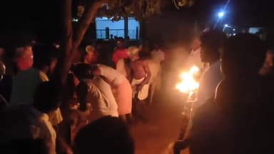 சிங்கம்புனரி: சிங்கம்புணரியில் காளையின் கால்களில் நான்கு சலங்கை கட்டி எருதுகட்டு விழா-மூன்று சலங்கை விழுந்ததால் முப்போகம் விளையும் கிராம மக்கள் நம்பிக்கை