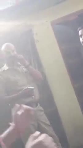#कानपुर में छात्र को बुरी तरह से पीटकर पुलिसवाले ने मूंछों में ताव दिया ✍️क्या चौकी इंचार्ज कानून को अपना गुलाम समझ रही