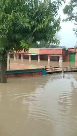 Madhopur katra muzaffarpur (Madhopur school 🎒 me bahut jyada panee hai