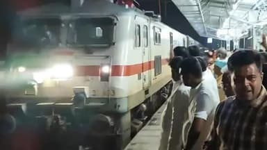 अटेली: अटेली में टनकपुर दौराई एक्सप्रेस ट्रेन का हुआ ठहराव, क्षेत्रवासियों ने किया स्वागत