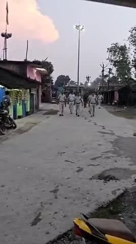 आज दिनांक 07.10.2025 को आगामी दीपावली पर्व, महापर्व छठ पूजा तथा विधानसभा चुनाव-2025 के दृष्टिगत कटिहार जिला के मनिहारी एवं कुर्सेला थाना क्षेत्र अंतर्गत शांतिपूर्ण एवं सौहार्दपूर्ण वातावरण बनाए रखने हेतु फ्लैग मार्च एवं एरिया डोमिनेशन किया