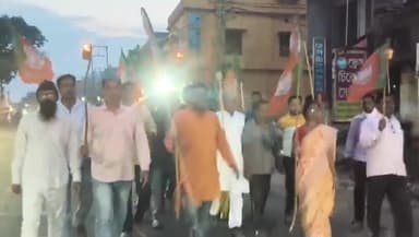 গড়বেতা ১: BJP সাংসদ খগেন মুর্মুর আক্রান্তের প্রতিবাদে পথ অবরোধ করে বিক্ষোভ BJP কর্মীর গরবেতায়