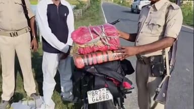 रामगढ़वा: रामगढ़वा थाना क्षेत्र से समीर चौधरी को 1 मोटरसाइकिल और 11 किलो गांजा जैसे मादक पदार्थ के साथ गिरफ्तार किया गया