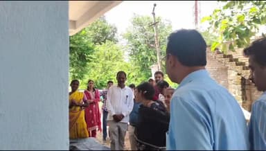 రాయపర్తి: రాయపర్తి మండల కేంద్రంలో స్థానిక సంస్థల ఎన్నికల నిర్వహణపై అధికారులతో సమావేశం అయినా కలెక్టర్