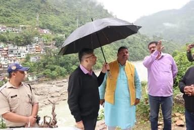 कर्णप्रयाग: जिलाधिकारी संदीप तिवारी ने मंगलवार को कर्णप्रयाग बाजार से सिमली मार्ग तक भूस्खलन प्रभावित क्षेत्रों का किया निरीक्षण