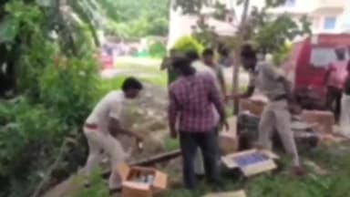 हायाघाट: हायाघाट थाना परिसर में जब्त विदेशी शराब का विनष्टीकरण, अंचलाधिकारी और थानाध्यक्ष रहे मौजूद