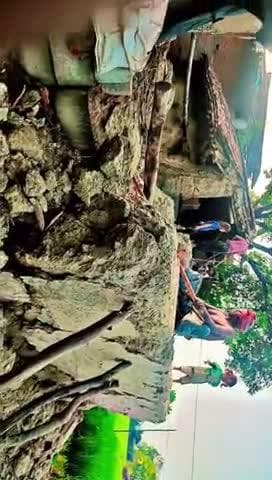 जिला चंदौली ग्राम सभा आलमपुर खंजाहचक निवासी राजेश कुमार बिंद दिनांक 03/10/2025को बारिश में मेरा घर घिर गया जिसमे घर गिर
