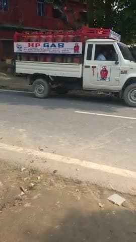 एचपी गैस पहले आरएस 980 था नंबर लगाकर अब हो गया आरएस 1000 बिना नंबर केएचपी गैस का गाड़ी वाला रंगदारी बटिया प्लीज उसे शेय