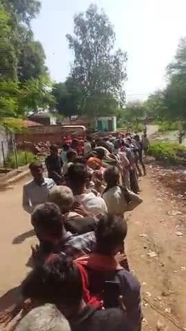 सरिया बण की सोसाइटी किसान भाइयों के साथ बहुत ही गलत हो रहा है सारंगियों की सोसाइटी में खाद नहीं मिल रही और पुलिस और दम भ