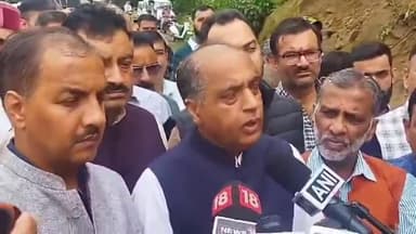 कलोल: भल्लू पुल के पास हुए बस हादसे का जायजा लेने पहुंचे नेता प्रतिपक्ष व पूर्व मुख्यमंत्री जयराम ठाकुर