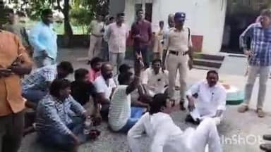 వెల్దండ: వెల్దండ పోలీస్ స్టేషన్ ఎదుట బిజెపి నాయకుల ధర్నా