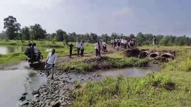 खातेगांव: #jansamshya  बच्चे और ग्रामीण इन दिनों काफी परेशान है। टूटी पुलिया और कच्चे मार्ग